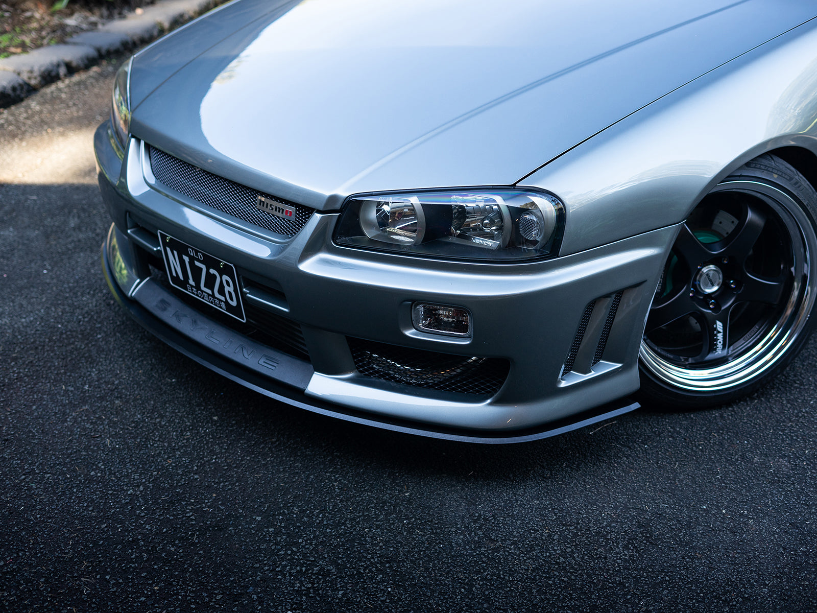 Nissan Skyline R34 fitted with Project Aero Altia-style front splitter lip