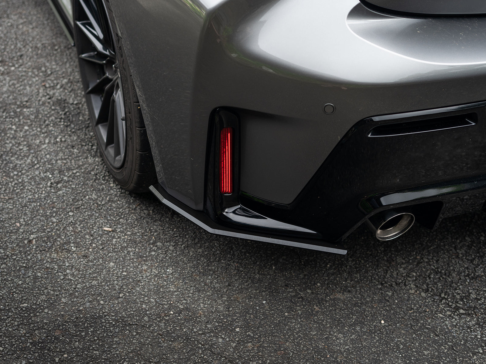 Angled rear corner view emphasizing stance with rear spats fitted.
